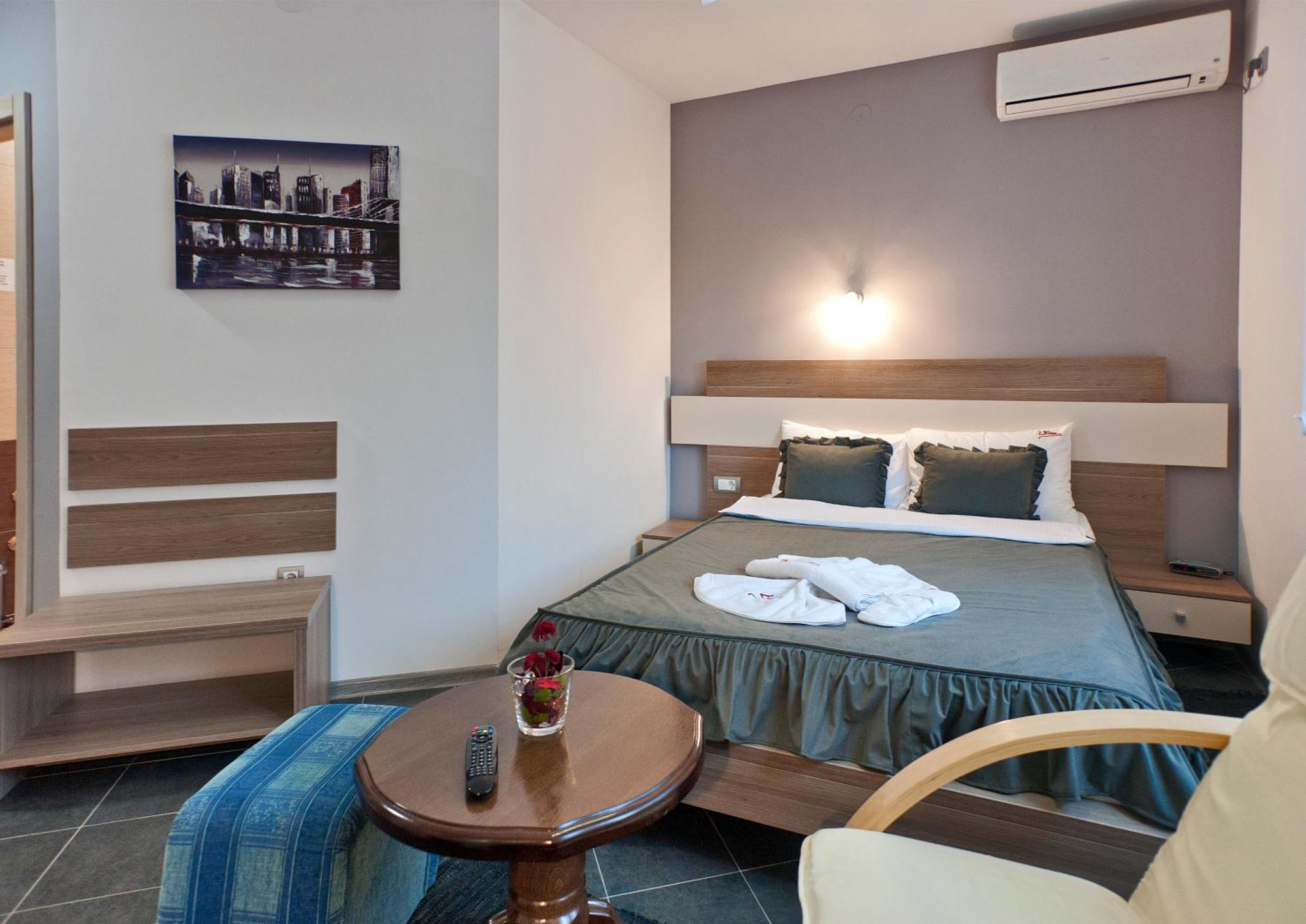 Garni Hotel Lama クラグイェヴァツ エクステリア 写真