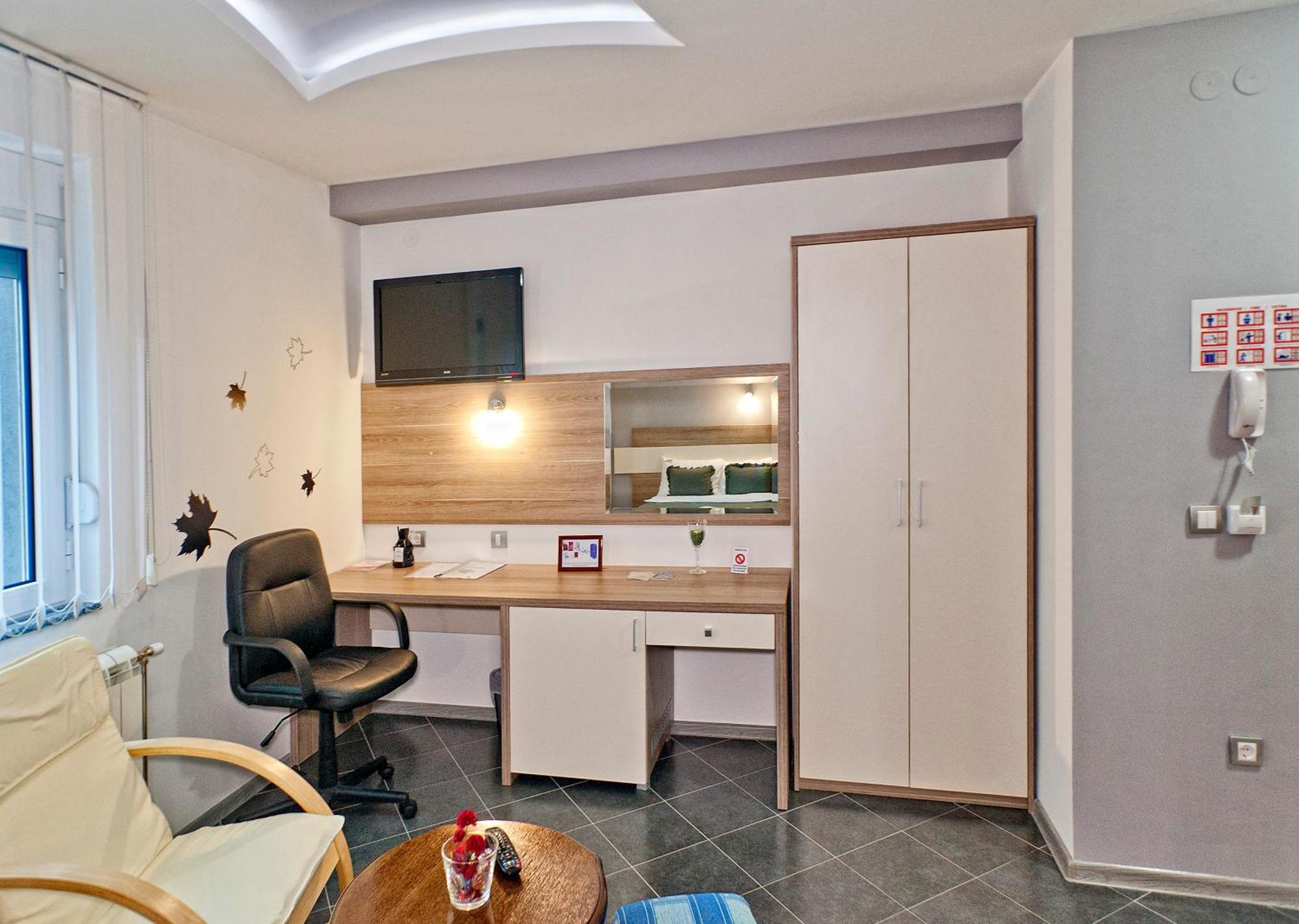 Garni Hotel Lama クラグイェヴァツ エクステリア 写真