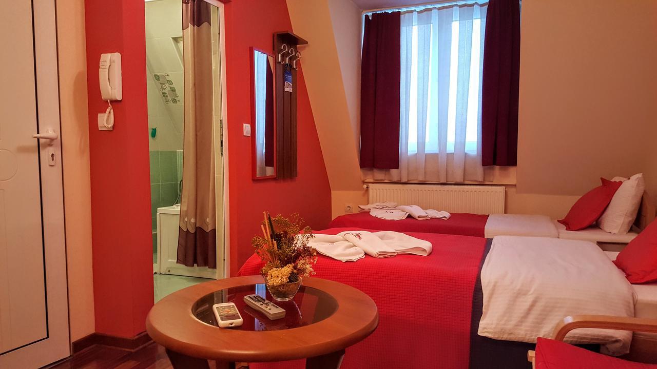 Garni Hotel Lama クラグイェヴァツ エクステリア 写真