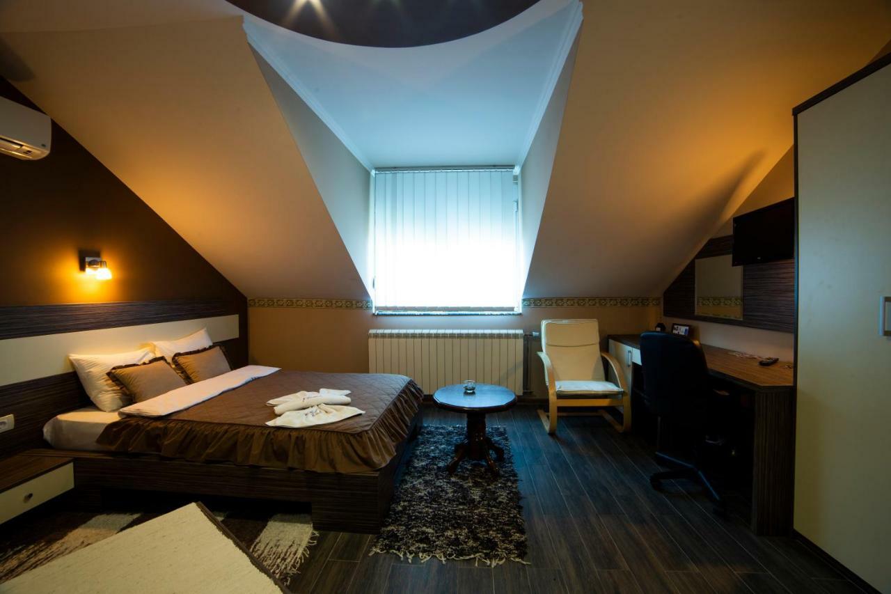 Garni Hotel Lama クラグイェヴァツ エクステリア 写真