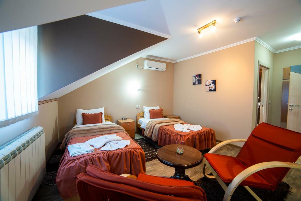 Garni Hotel Lama クラグイェヴァツ エクステリア 写真