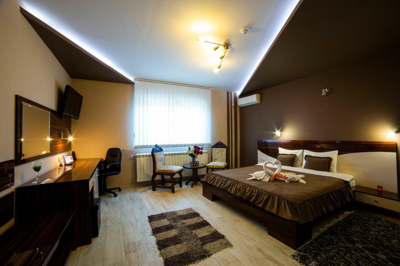Garni Hotel Lama クラグイェヴァツ エクステリア 写真