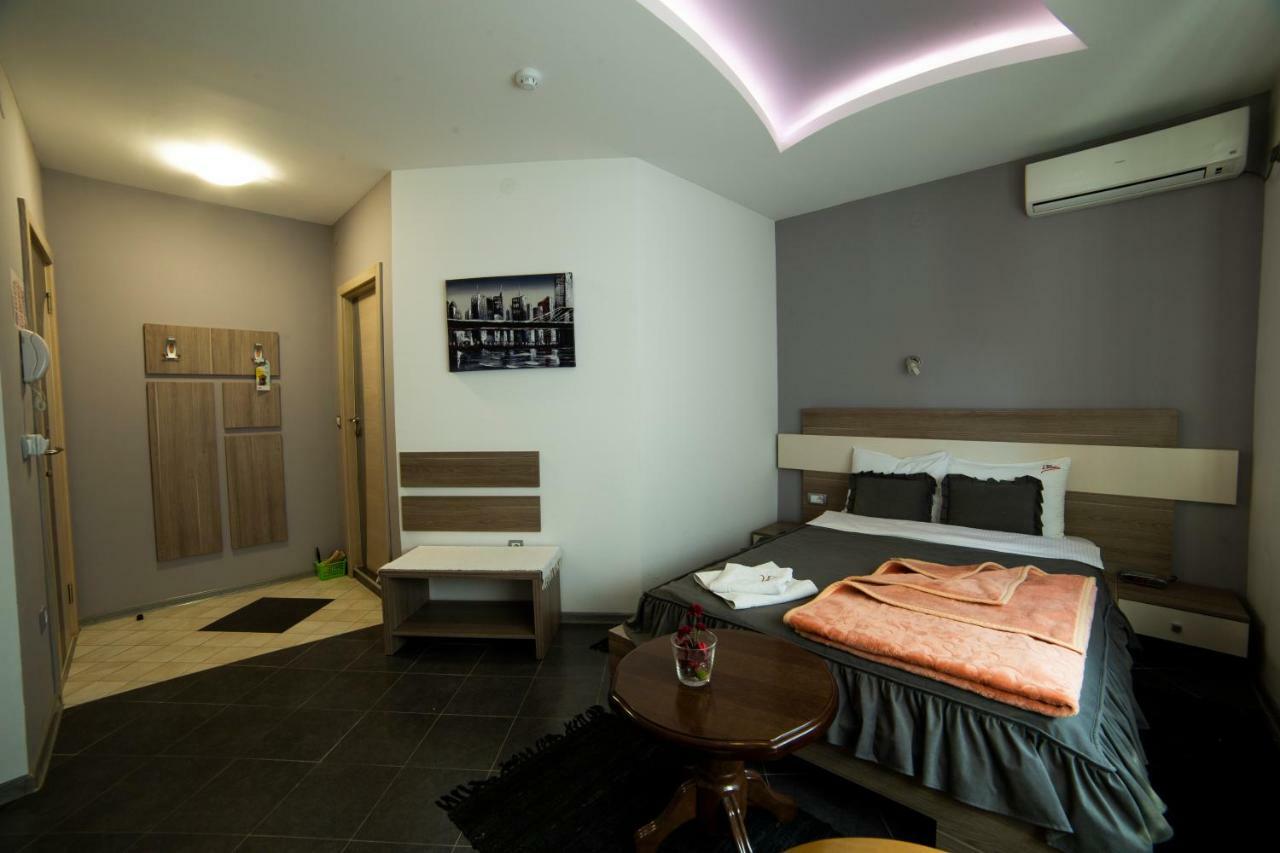 Garni Hotel Lama クラグイェヴァツ エクステリア 写真