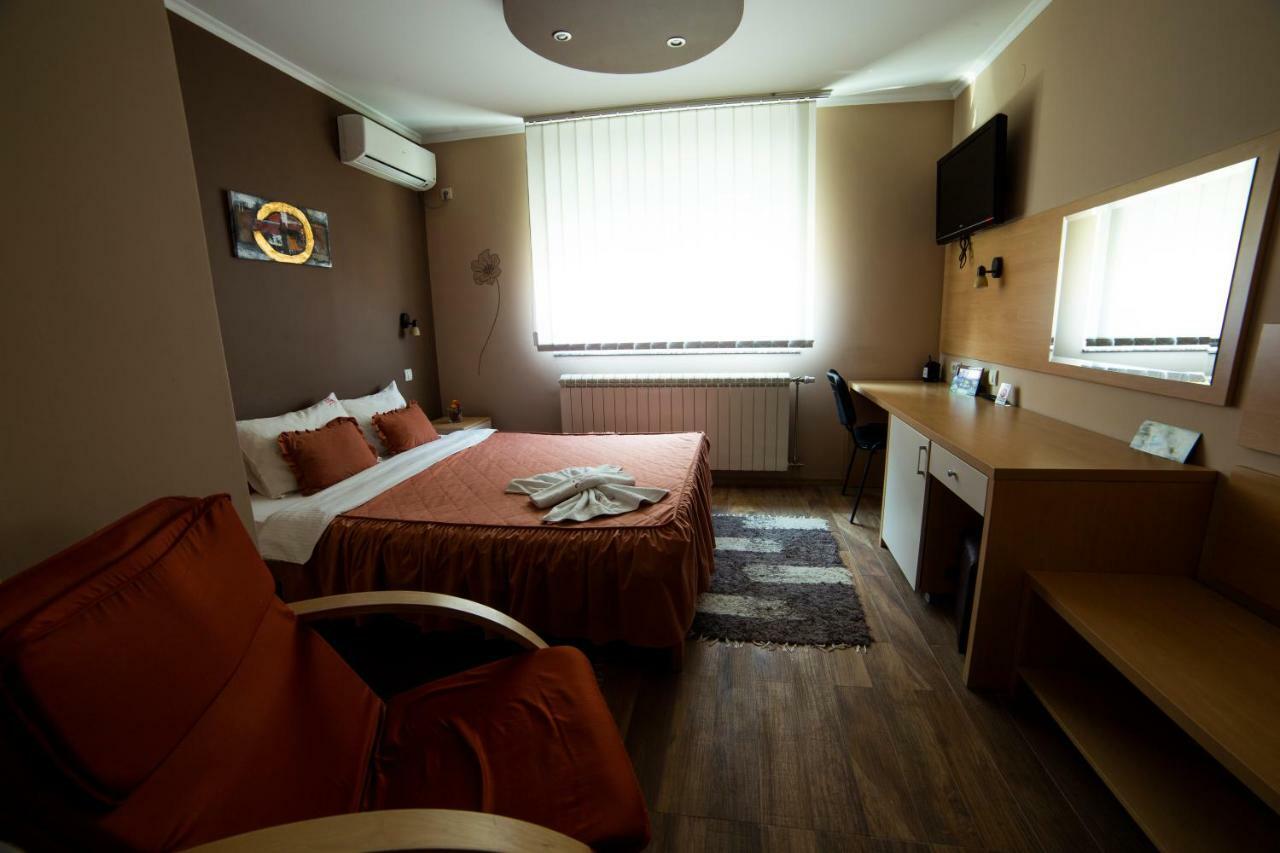 Garni Hotel Lama クラグイェヴァツ エクステリア 写真