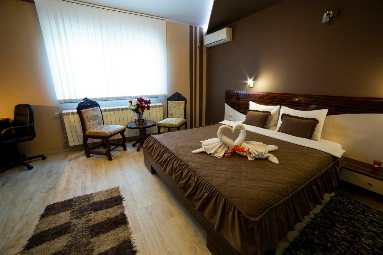 Garni Hotel Lama クラグイェヴァツ エクステリア 写真