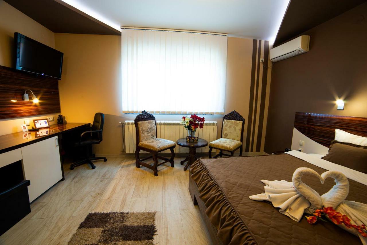 Garni Hotel Lama クラグイェヴァツ エクステリア 写真