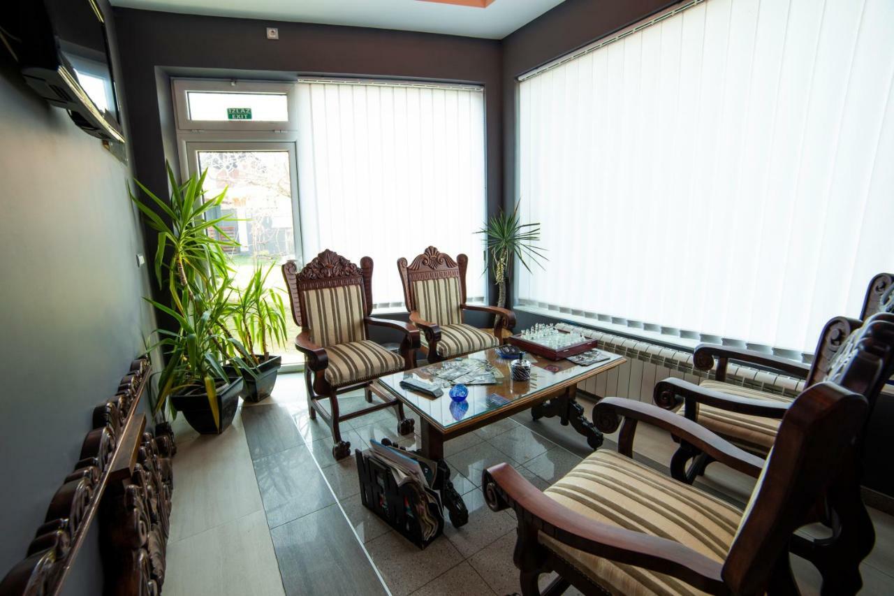 Garni Hotel Lama クラグイェヴァツ エクステリア 写真